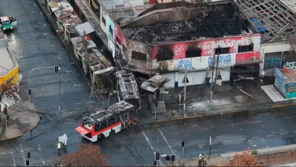 Cinco muertos tras fatal choque entre bus RED y camioneta: Dejó incendio en locales de Franklin