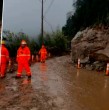 Mira acá las imágenes que muestran a la enorme roca bloqueando la ruta que une Santa Bárbara con Alto Biobío.