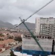 La tarde de este jueves se captó la caída de una grúa pluma en el centro de Coquimbo, hecho que fue grabado por pobladores que se encontraban registrando los fuertes vientos que están afectando a la zona.