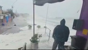 Senapred ordena evacuar sector costero de Penco por marejadas debido a temporal: Mar entró a la casas