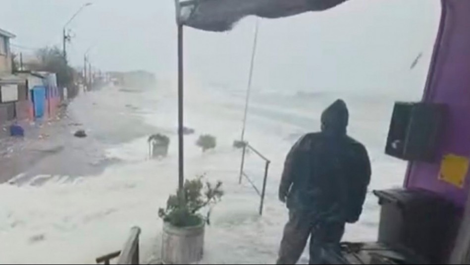 Senapred ordena evacuar sector costero de Penco por marejadas debido a temporal: Mar entró a la casas