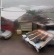 Mira acá los videos que muestran cómo fuertes vientos arrasaron con techos de casas en Lota.
