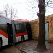 Mira acá las imágenes que dejó el choque de un bus RED contra vivienda.