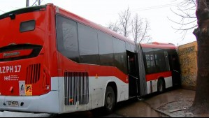 Bus RED pierde el control y choca contra una casa en Cerro Navia: Hay dos lesionados