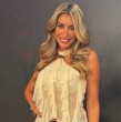 Para debutar como miembro del jurado del Miss Universo Chile, Camila Andrade usó un arriesgado look en tonos blanco y negro