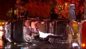 Conductora quedó atrapada tras volcamiento en La Reina: Bomberos debió cortar el techo de la camioneta