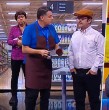 En los mejores momentos de Detrás del Muro, Beto Espinoza y Toto Acuña protagonizaron un divertido sketch ambientado en un supermercado, donde interpretaron a un cajero y un cliente, respectivamente.