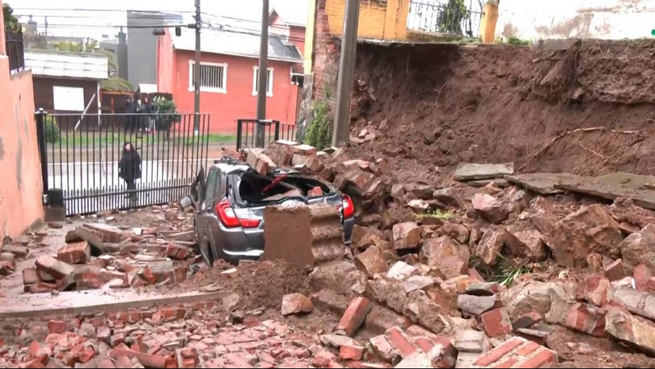 Muro colapsa y destruye auto tras intensas lluvias en Viña del Mar