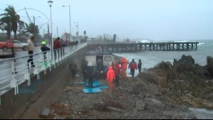 A punta de cuerdas: Pescadores rescatan bote arrastrado por marejadas en Los Vilos