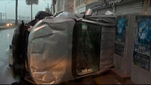 Camioneta volcó en Valparaíso en medio de intenso temporal: Conductor terminó lesionado