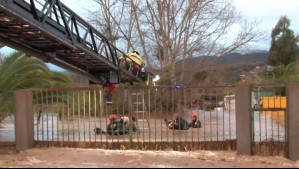 Bomberos rescata a familia y seis perros por crecida de río Grande en Ovalle