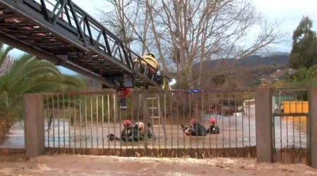 Bomberos rescata a familia y seis perros por crecida de río Grande en Ovalle