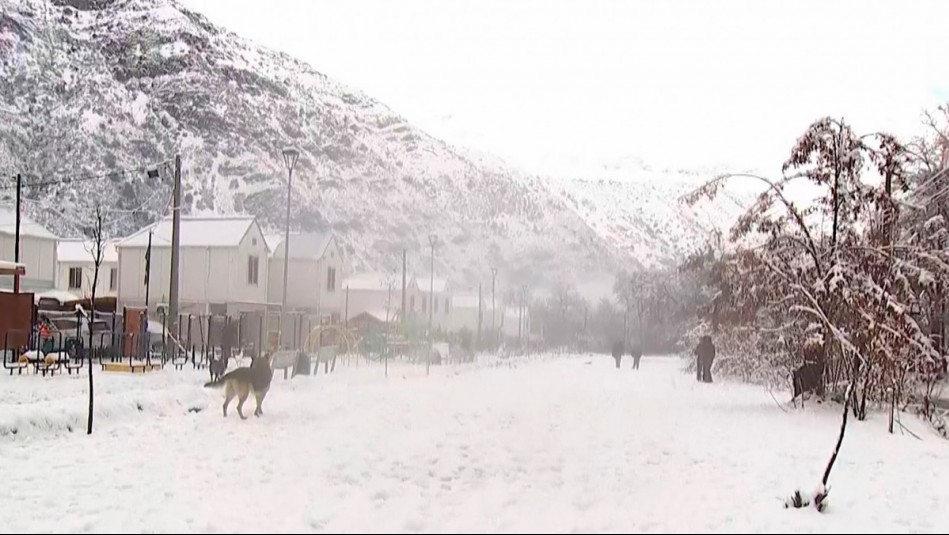 Así amaneció el Cajón del Maipo tras la intensa nevazón que dejó el sistema frontal