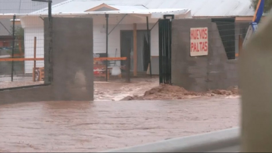 Dramática evacuación en Tambillos: GOPE y Bomberos evacúan a familias por desborde de quebrada