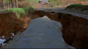Lluvias provocan gran socavón en sector residencial de Reñaca Alto