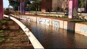 Intensas lluvias inundan paso bajo nivel de acceso al Muelle Barón en Valparaíso