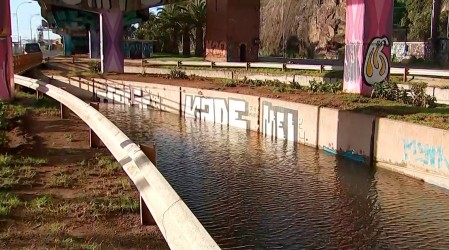 Intensas lluvias inundan paso bajo nivel de acceso al Muelle Barón en Valparaíso