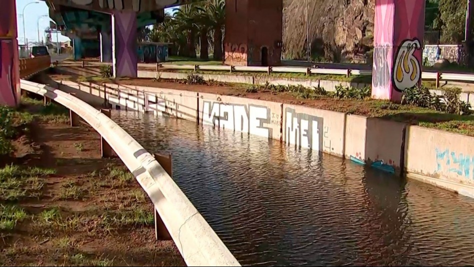 Intensas lluvias inundan paso bajo nivel de acceso al Muelle Barón en Valparaíso