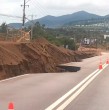 Revisa acá las imágenes de enorme socavón en la Ruta F-30 E, que une Puchuncaví con Zapallar.