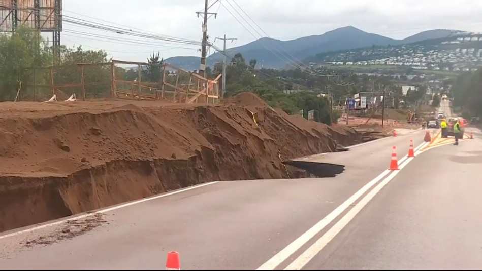 Sistema frontal deja enorme socavón en ruta que une Puchuncaví con Zapallar