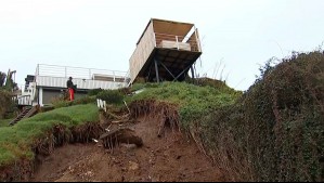 Intensas lluvias dejan una casa en riesgo de caer tras deslizamiento de tierra en Concón