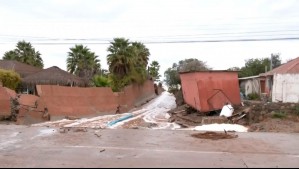 A metros de socavón: Crecida de quebrada destruye muro de casa en ruta entre Tongoy y Guanaqueros
