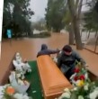 Conoce acá la denuncia de una familia que debió trasladar en un tractor ataúd de un ser querido porque el cementerio se inundó.