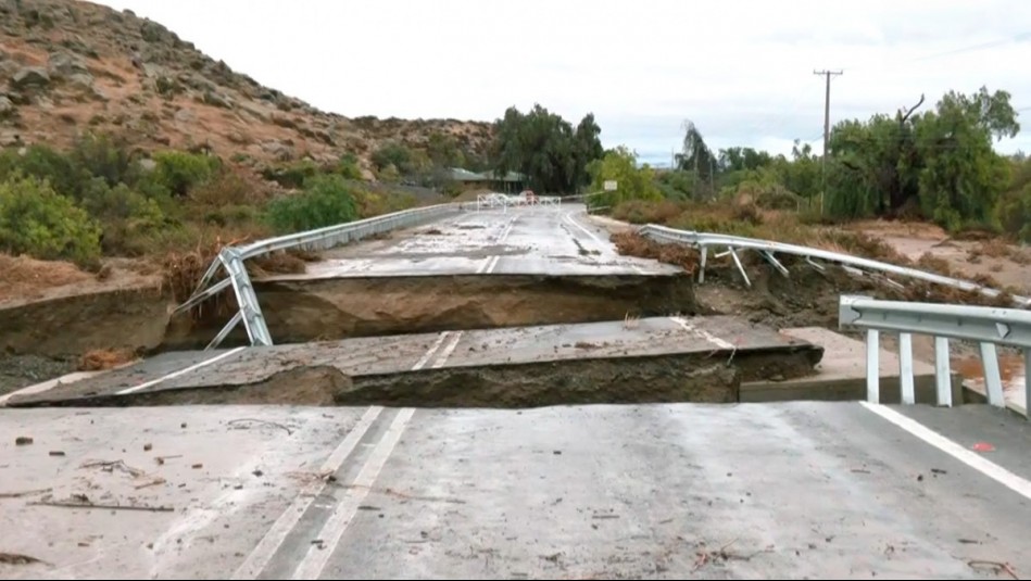Impactante socavón parte en tres ruta entre Tongoy y Guanaqueros tras intensas lluvias