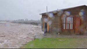 Quebrada arrastra una cabaña y deja otra al borde del colapso en Vicuña tras intensas lluvias
