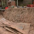 Unas casas corren riesgo de caer y destruirse por completo tras un inesperado socavón que surgió en sus patios a raíz de las lluvias por los fuertes temporales.