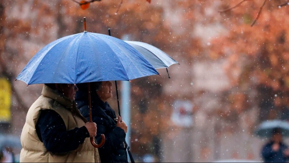 No guardes el paraguas: Este día del fin de semana volverá a llover en Santiago