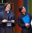 En los mejores momentos de Detrás del Muro, Eduardo Fuentes formó parte del divertido sketch Reunión de Apoderados, donde sorprendió al interpretar al padre Luca Ponti Diquatri, un sacerdote que llegó al colegio con una particular misión.