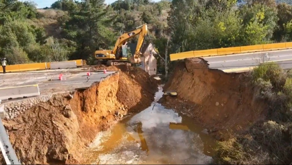 Imágenes muestran gigantesco socavón que cortó ruta clave en Zapallar y Catapilco