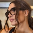Luego de la muerte de su padre, Lisandra Silva busca confort en un spa y en el gimnasio, donde luce un estiloso conjunto en color moka
