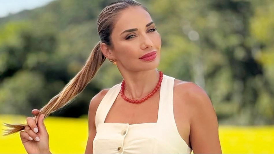 Carolina de Moras apostó por un impactante vestido amarillo para la semifinal de Miss Universo Chile
