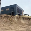Entérate acá del drama que vive una familia en Arauco luego que su casa quedara al borde de ser arrastrada por el mar.