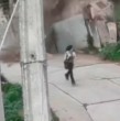 Mira acá el video que muestra el momento exacto en que mujer salva por segundos de ser aplastada por derrumbe en Valparaíso.