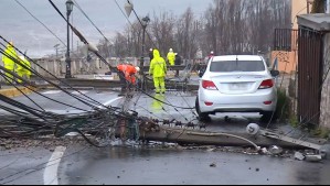 Trabajos durarán 14 horas: Vecinos del Cerro Barón sin luz tras caída de 6 postes del tendido eléctrico