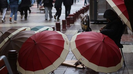 Lluvia se hace sentir este viernes en la capital: ¿Hasta qué hora precipitará en la Región Metropolitana?