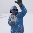 Completamente cubierto de nieve y con los lentes protectores empañados. Así comenzó su despacho el periodista Roberto Saa, quien está en los Nevados de Chillán, región de Ñuble.
