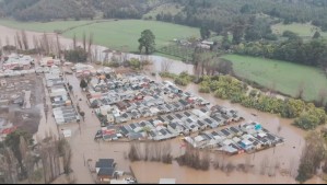Desborde de río Rehue deja viviendas y autos bajo el agua en Angol: Familias evacuaron en botes
