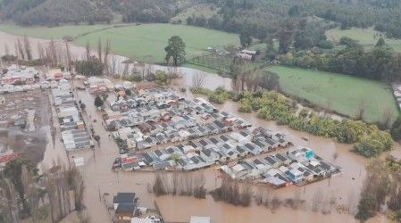 Desborde de río Rehue deja viviendas y autos bajo el agua en Angol: Familias evacuaron en botes