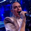 Esta noche Emilia Dides acompañó a las 8 finalistas del Miss Universo Chile 2026 durante su desfile en traje de gala con su tremenda y hermosa voz.