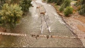 Tras crecida de río: Vecinos deben cruzar peligrosa pasarela en mal estado para salir de sus casas en Petorca