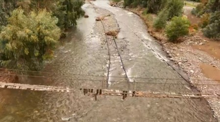 Tras crecida de río: Vecinos deben cruzar peligrosa pasarela en mal estado para salir de sus casas en Petorca