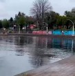 Mira acá las imágenes que muestran cómo la playa de Villarrica desaparece bajo el agua tras aumento en el nivel del lago.
