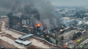 Incendio en empresa química de Quilicura lleva más de 10 horas activo: Humo es visible en Santiago