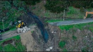 Lluvias provocan enorme socavón en importante ruta de Constitución