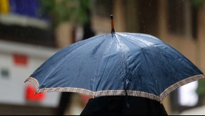 'Llega un sistema frontal frío': Pronostican chubascos y posible aguanieve en Santiago