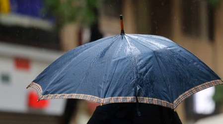 "Llega un sistema frontal frío": Pronostican chubascos y posible aguanieve en Santiago